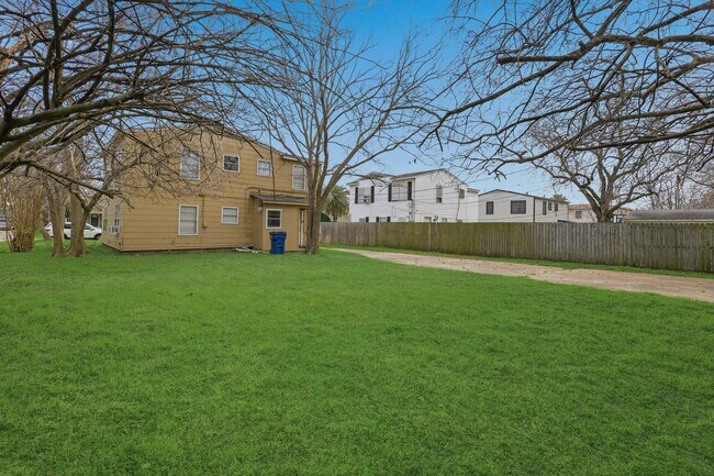 Building Photo - Spacious & Newly Updated! *HOUSING ACCEPTED/ SECTION 8 * — Apply Today!