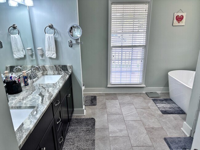 Building Photo - 304 Chisholm Trail