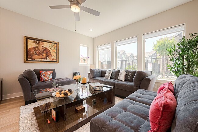 Building Photo - 10915 Brambling Wood Dr