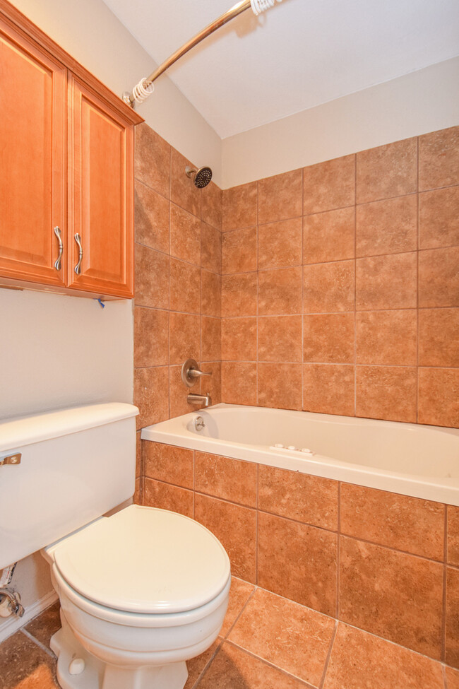 Building Photo - 3 Bedroom Townhouse - Northwest Hills