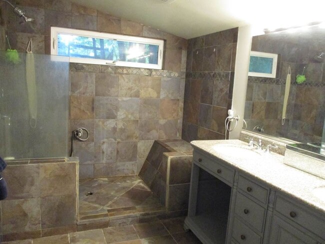 Building Photo - 3 bedroom Rambler with Above Garage Studio...