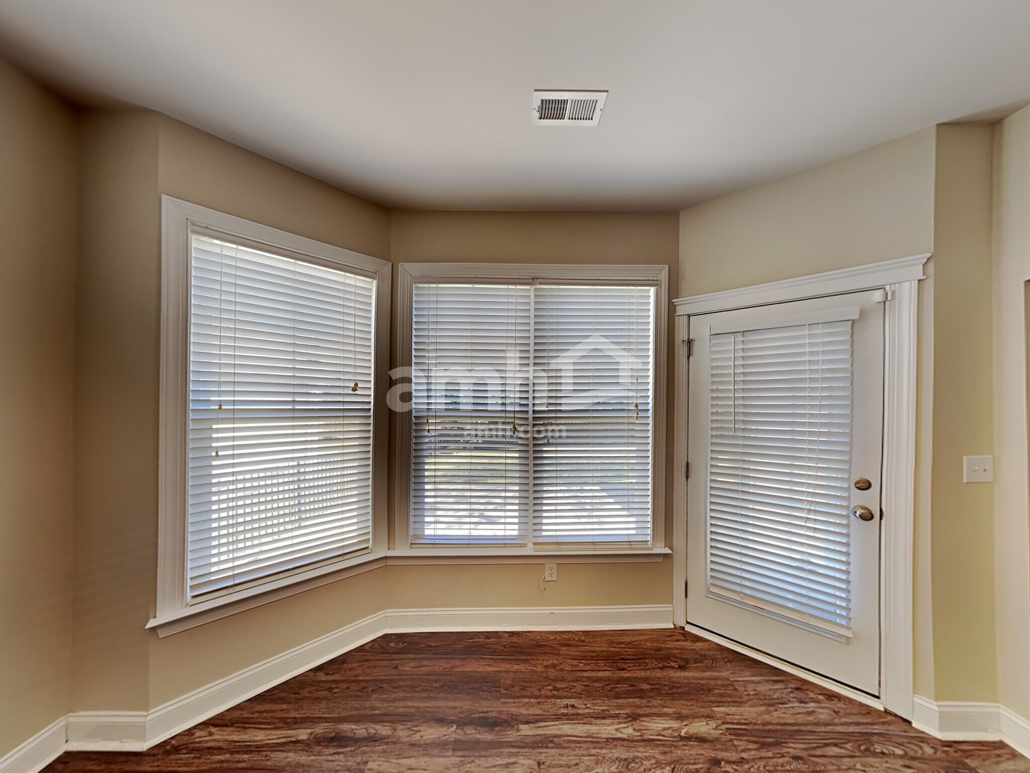 Building Photo - 8320 Willow Branch Dr