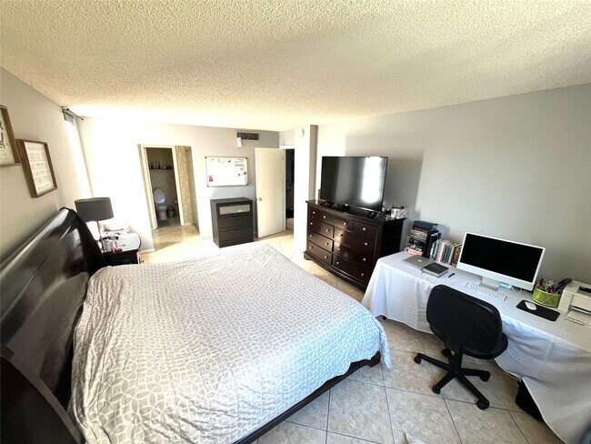 Building Photo - 737 SE 1st Way