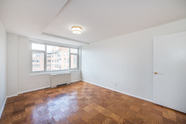 Building Photo - Spacious, Bright 1 Bed 1 Bath condo in prime location and close to Metro - All utilities included