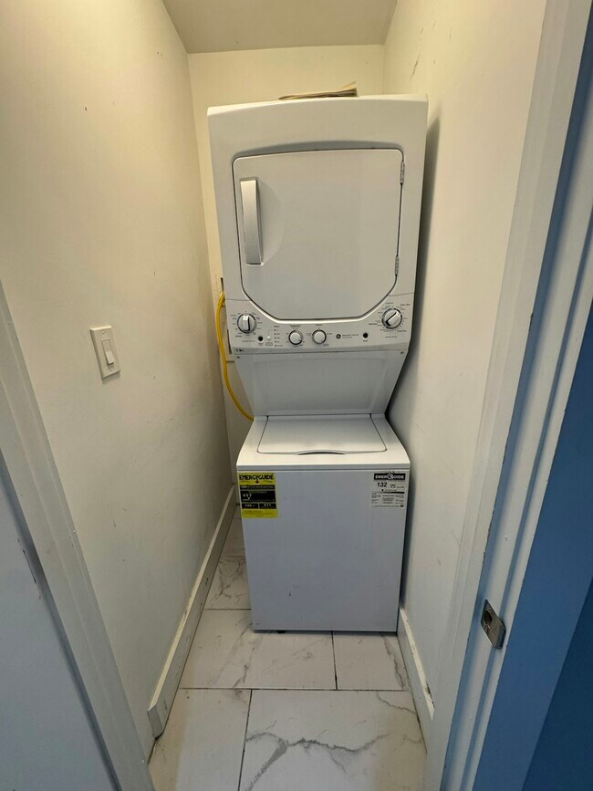 Building Photo - 1522 N Willington, Unit 2