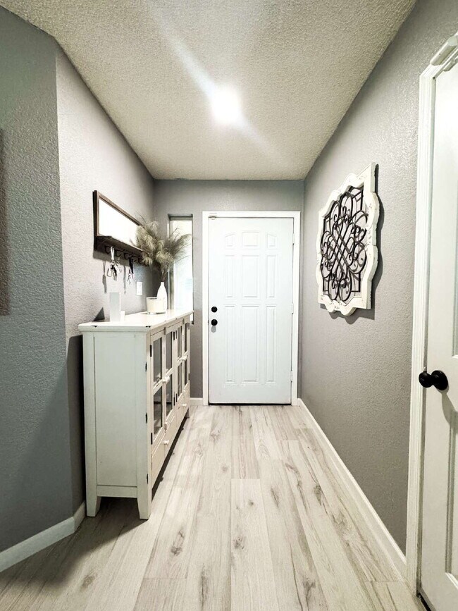 Building Photo - "Spacious 3 Beds, 2 baths Home with Inviti...