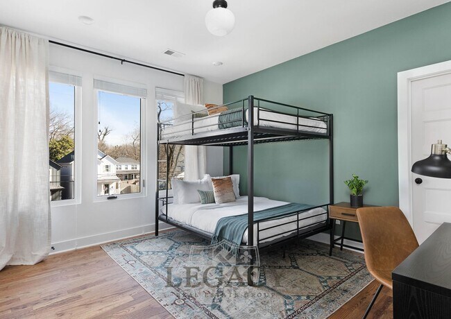 Building Photo - 2027 Rosemary Ln