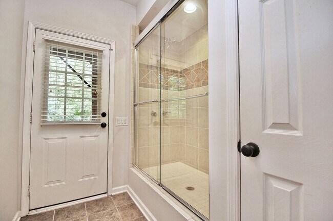 Building Photo - Townhome in South Park for Rent!