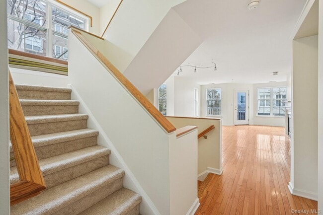 Building Photo - 2 Leeward Dr