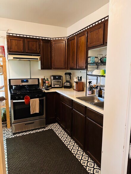 Kitchen 1 - 1370 Forsythe Ave