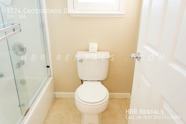 Building Photo - 1224 Crossroads Dr