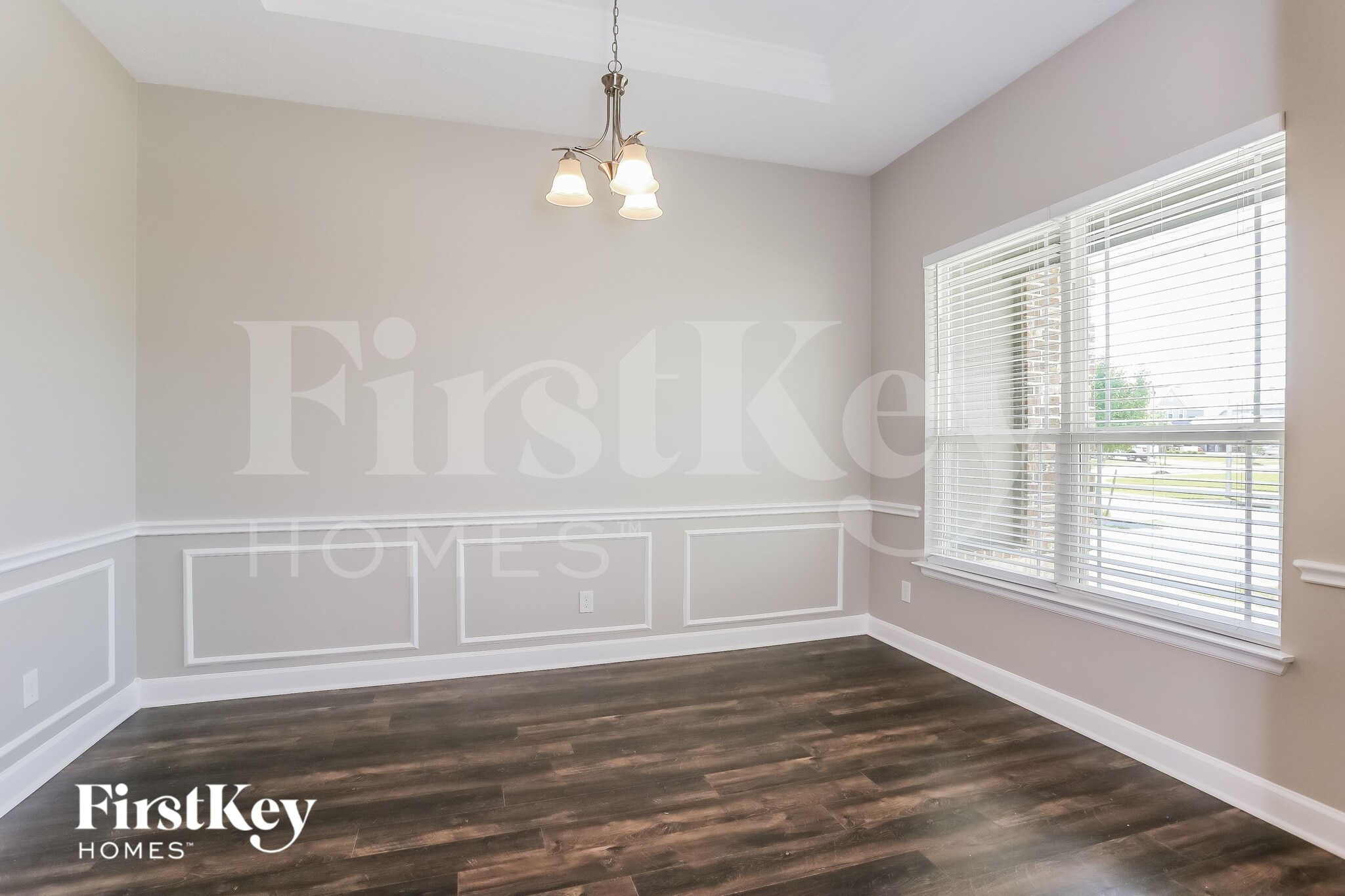 Building Photo - 9923 Oaklawn Dr