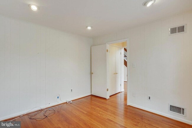 Building Photo - 9801 Clydesdale St