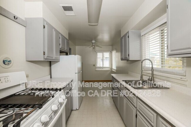 Building Photo - 2117 Biglow Dr