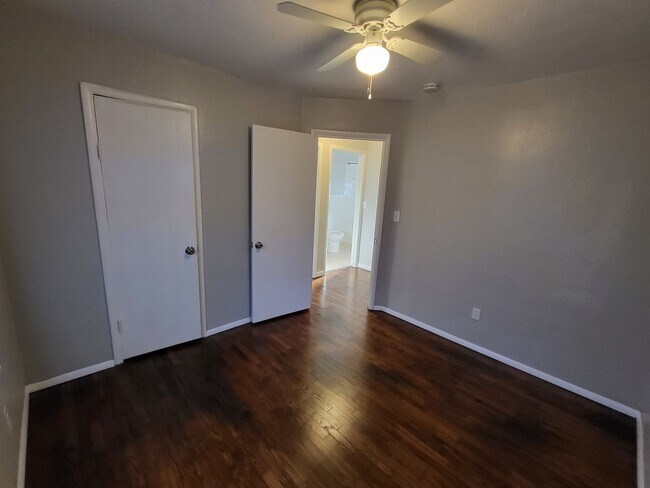 Building Photo - Beautiful 3 bedroom house with granite countertops and central heat and air