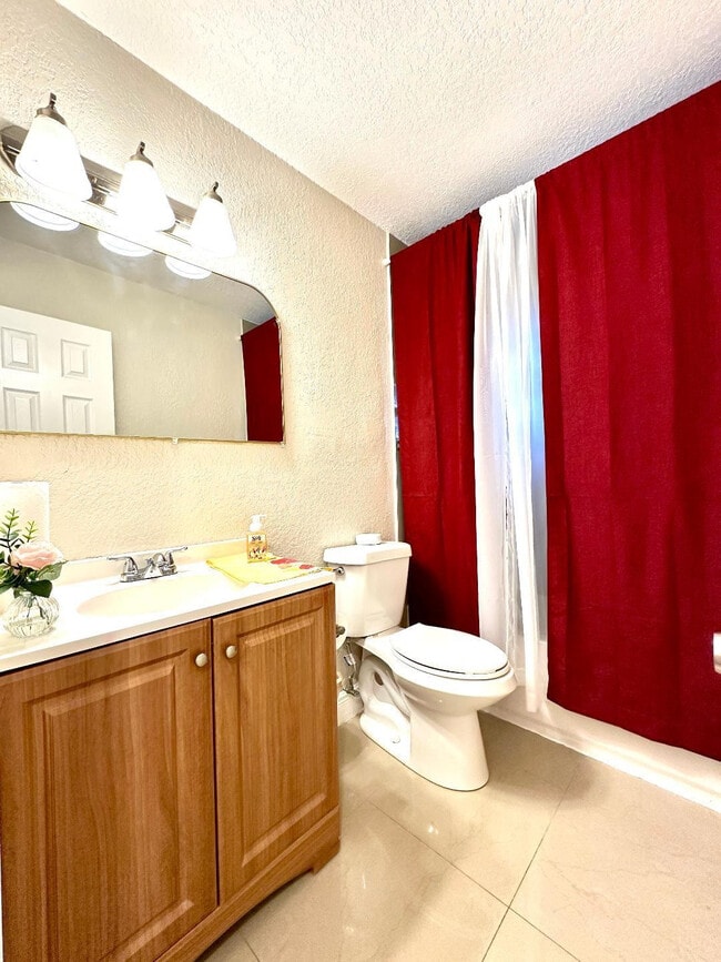 Building Photo - 525 NW 15th Terrace