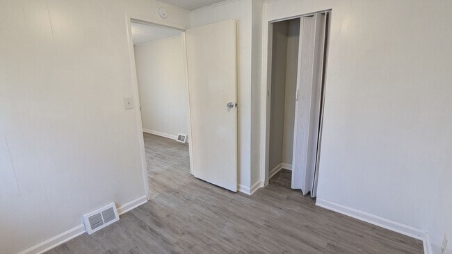 Building Photo - Charming 5-bedroom home located in the heart of Akron