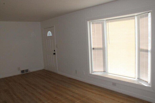 Building Photo - 3910 NE Vivion Rd