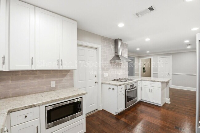 Building Photo - 2207 Saxon Dr