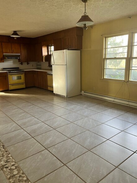 New appliances not on this picture - 1600 New Eastwood Cir