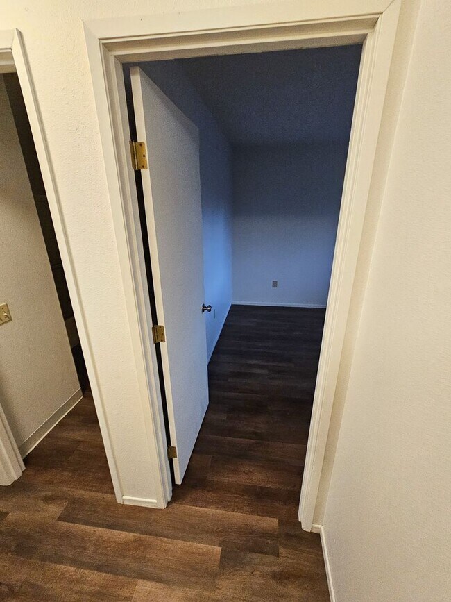 Building Photo - 506 NE Dallas Ct