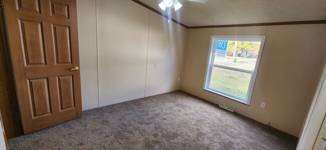 Building Photo - Spacious 3 Bedroom, 2.5 bathroom home with...