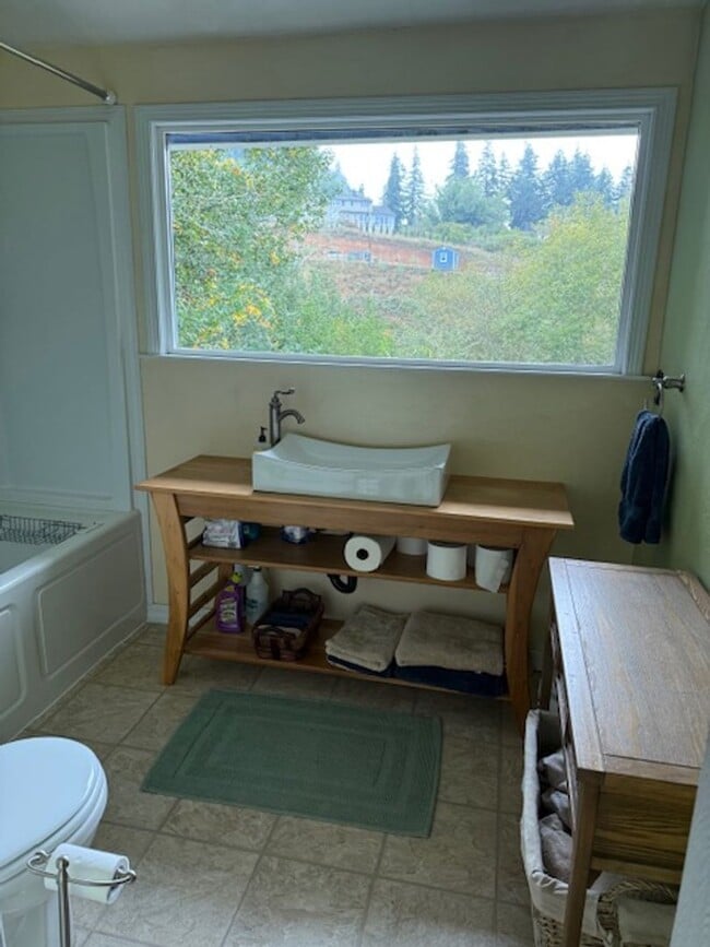 Building Photo - Charming Craftsman in Sunny Coquille! Mont...