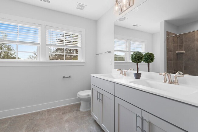 Building Photo - Beautifully Updated 3 Bedroom, 2.5 Bathroo...