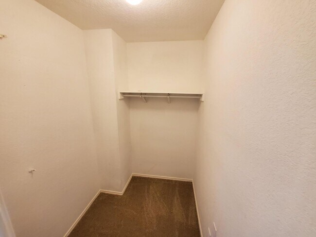 Building Photo - 2606 Sunview Lake