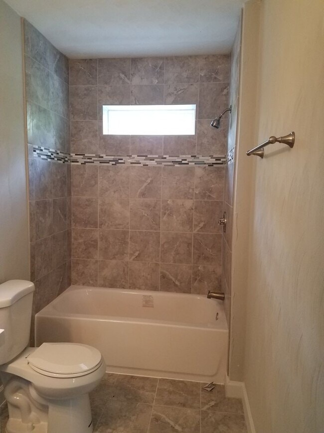 Building Photo - Spacious 4 Bedroom 3.5 Bath