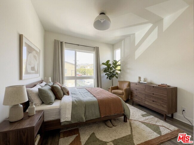 Building Photo - 2111 N Cahuenga Blvd