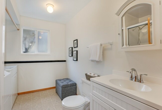 Building Photo - Beautifully Updated 4BR Split-Level Home i...