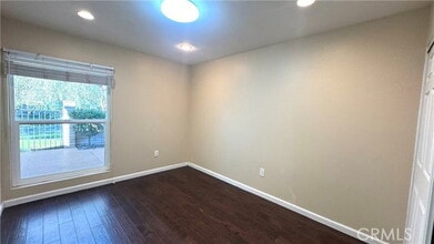 Building Photo - 16 Willow Tree Ln