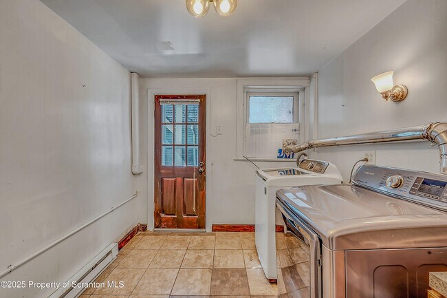 Building Photo - 533 S Franklin St