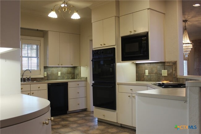 Building Photo - 6001 Country Club Dr