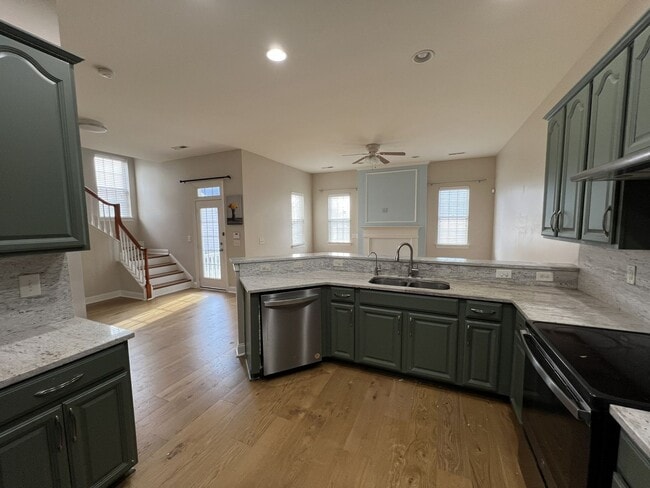 Building Photo - Beautiful 3BR/2.5BA Home in the Ballantyne Area; Great Schools!; Lawn Maintenance Covered