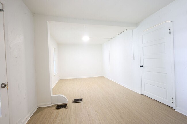 Building Photo - 853 E 155th St
