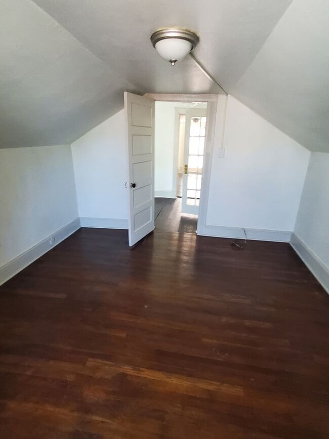 Building Photo - 306 Holbrook St