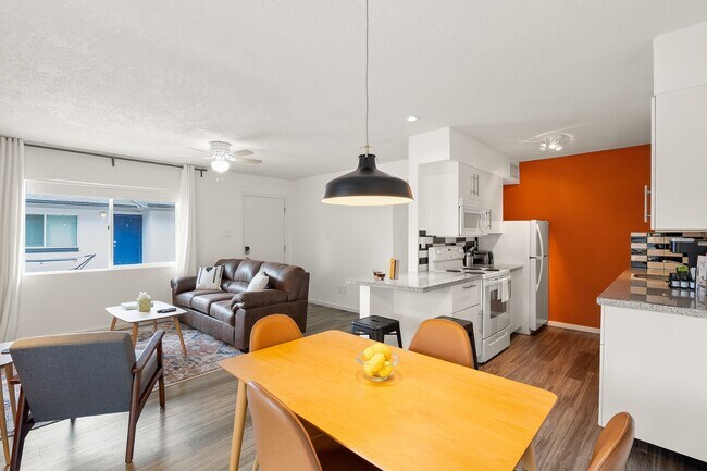 Building Photo - Charming 2BR Home with Private Backyard - ...