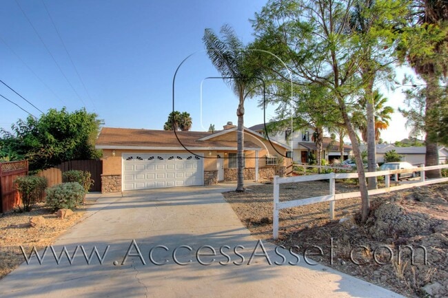 Building Photo - Charming Single-Story Home With 3 Bed/2 Bath In A Quiet Canyon Lake Cul-de-Sac!