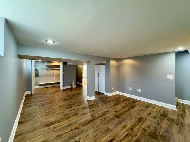 Building Photo - Spacious 4-Bedroom Townhome with Modern Am...