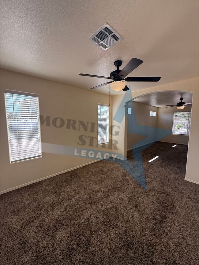 Building Photo - Inviting 3 bedroom 2.5 bath waiting to be ...