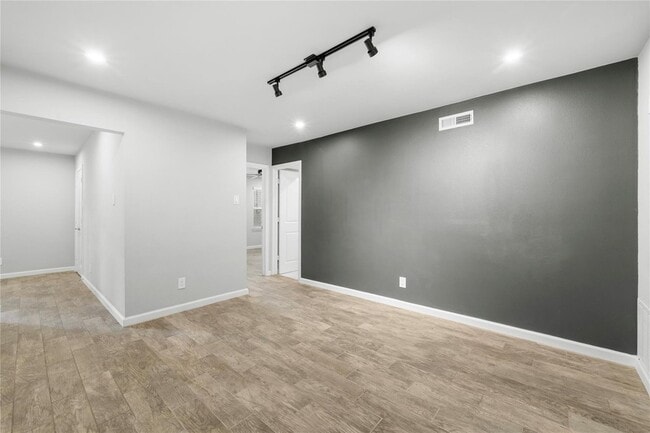 Building Photo - 6014 E University Blvd