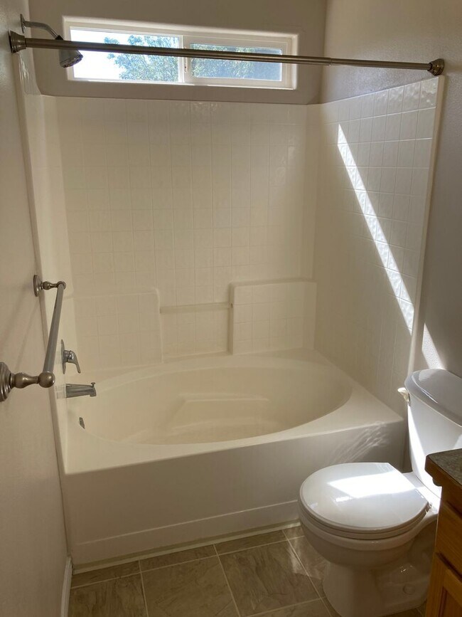 Building Photo - 928 N Middlemist Pl - Awesome Backyard, Go...