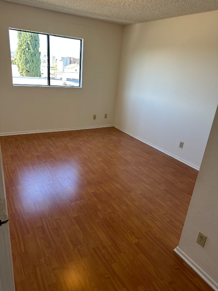 Building Photo - 919 E Windsor Rd