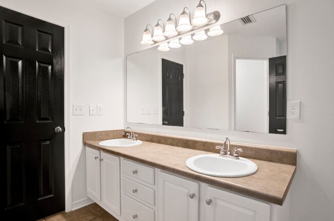 Building Photo - 3 Bedroom Scenic Heights Home