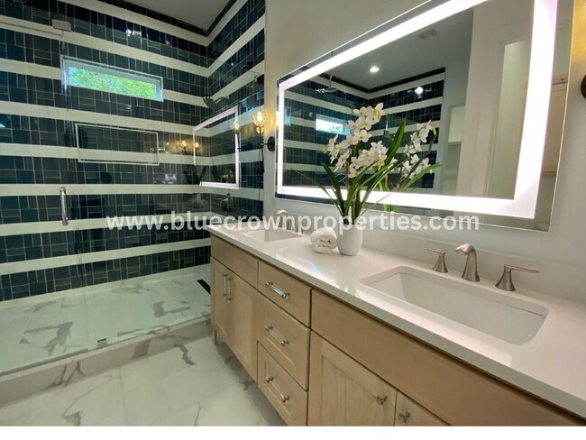 Building Photo - 807 S Glasgow Dr