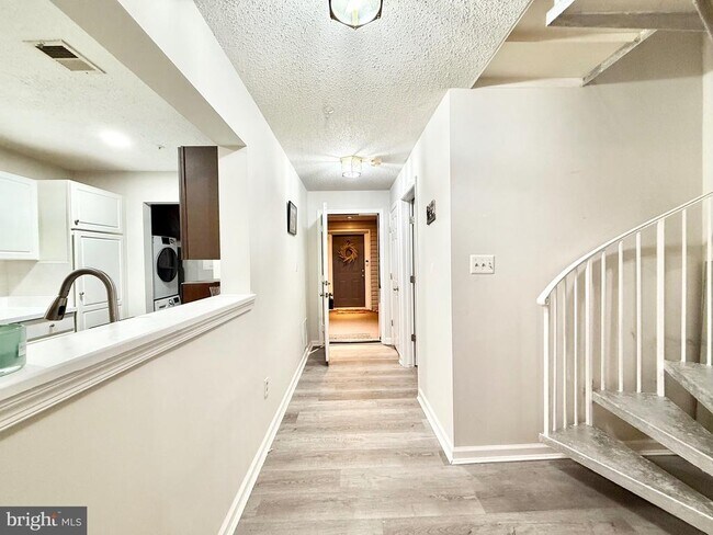 Building Photo - 10019 Vanderbilt Cir