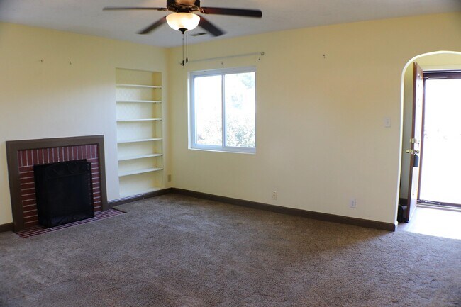 Building Photo - 109 Green Oak Dr