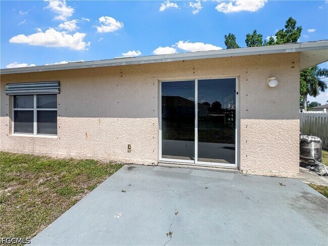 Building Photo - 2130 NE 8th Pl